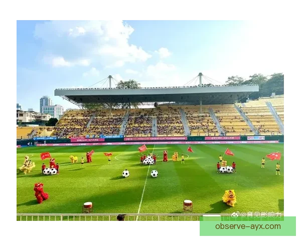 中国足球联赛重燃战火 新赛季开幕战激烈对决引爆球迷热情